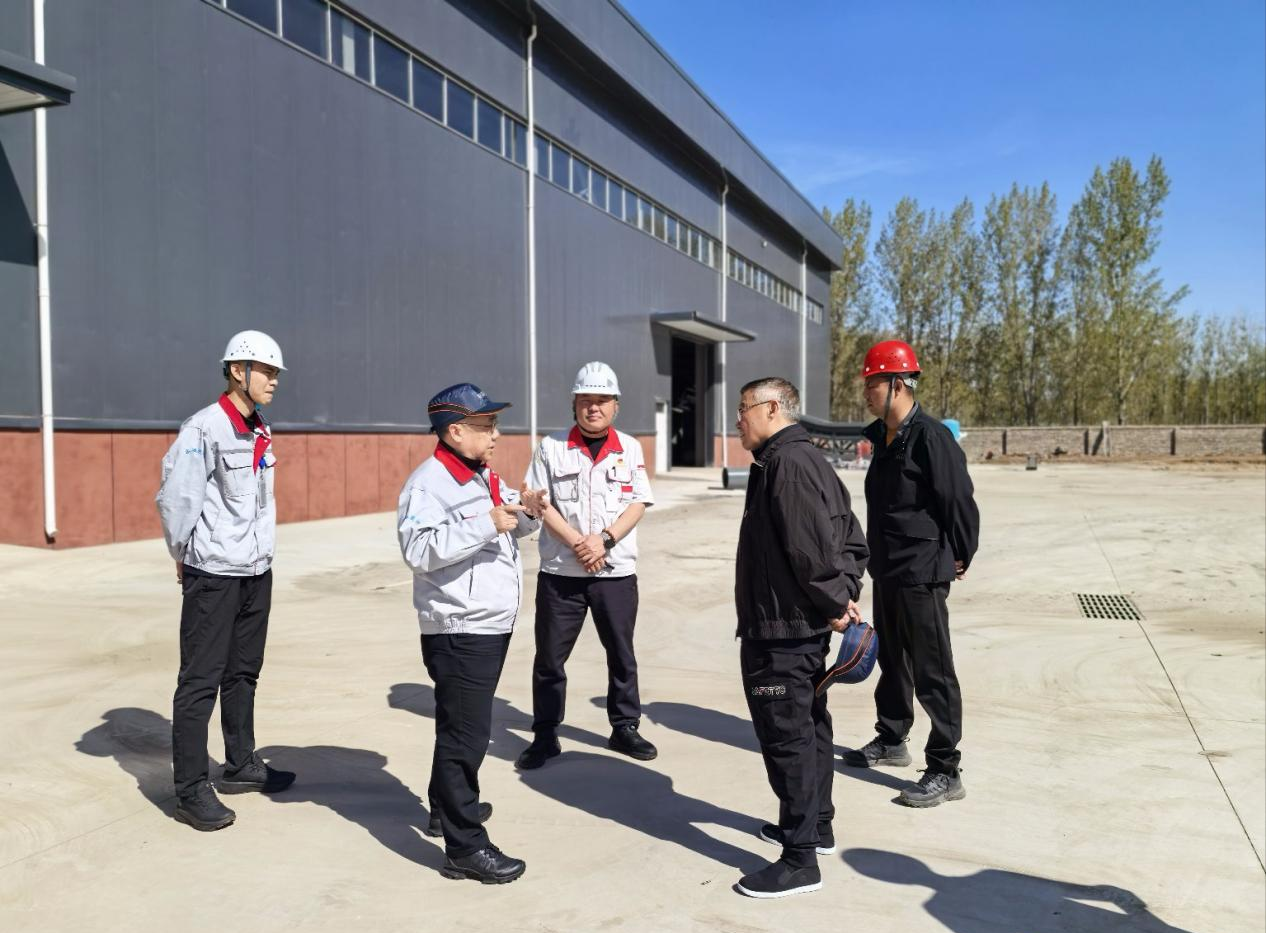 筑牢安全防線 情暖堅(jiān)守初心 ——華翔集團(tuán)黨委書記、董事長(zhǎng)王春翔深入工廠開(kāi)展慰問(wèn)巡查工作